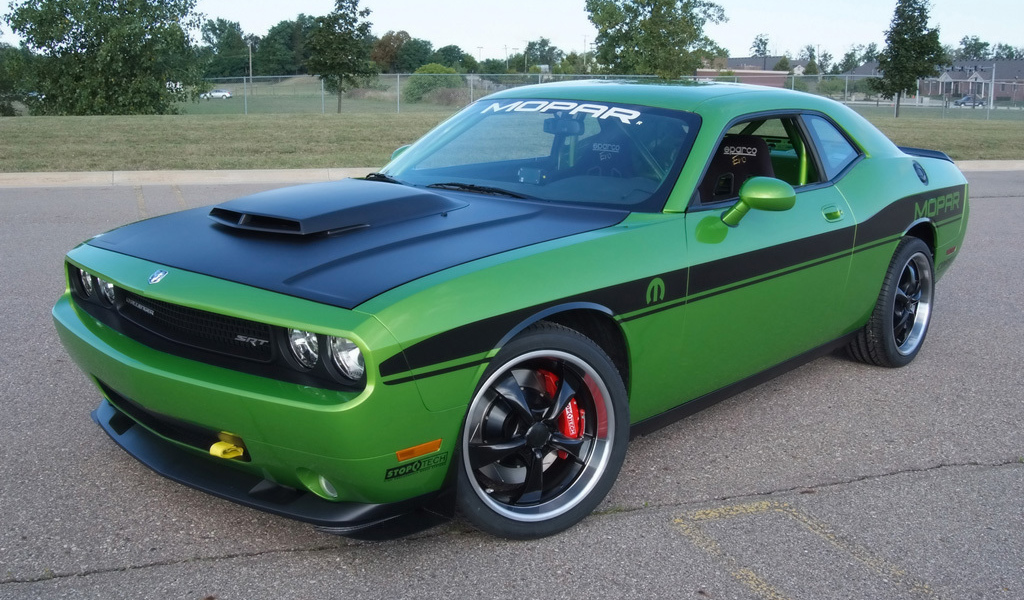 Гоночный Dodge Challenger