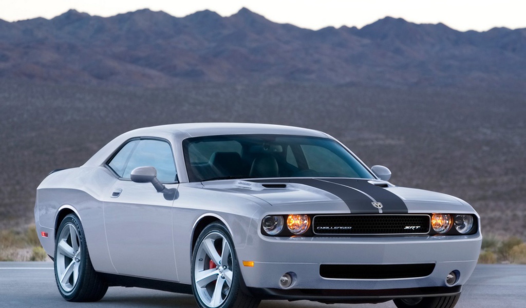 Белый Dodge Challenger