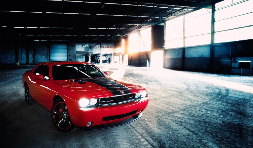 Красный Dodge challenger