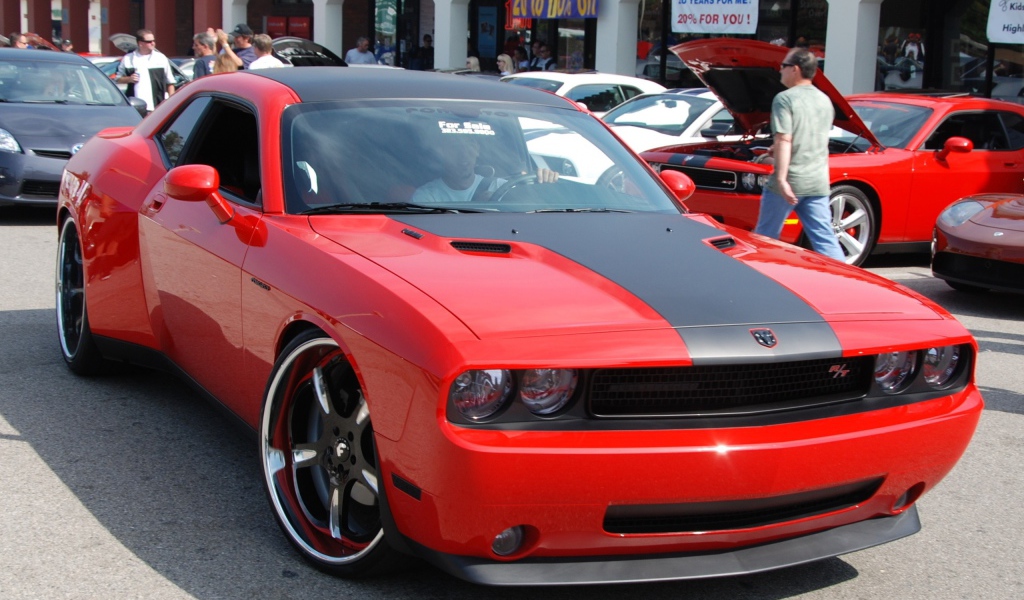 Красный Додж на улице