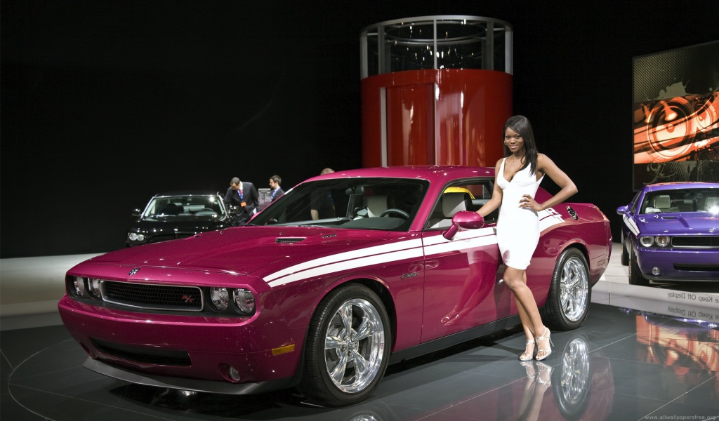 Розовый автомобиль Додже