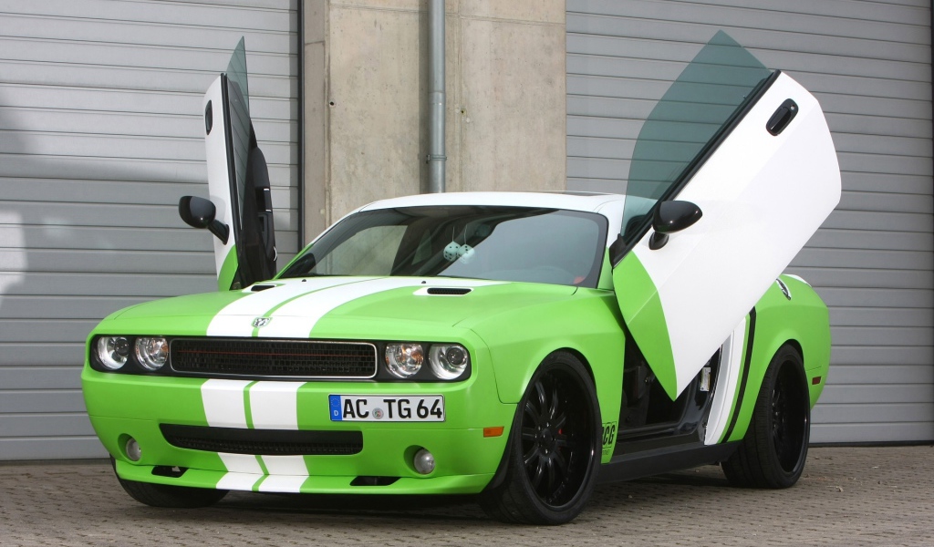 Зеленый Додж челенжер