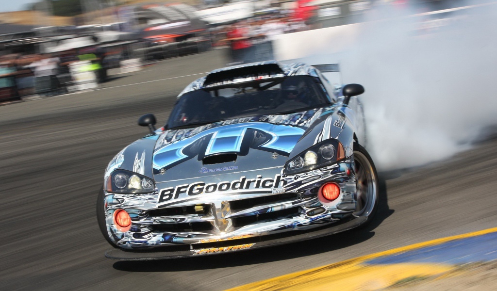 Додж випер на заносе