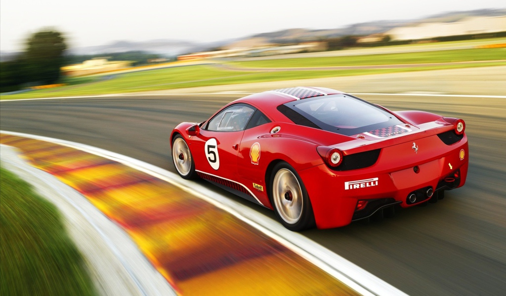 Красный Ferrari 458 Challenge