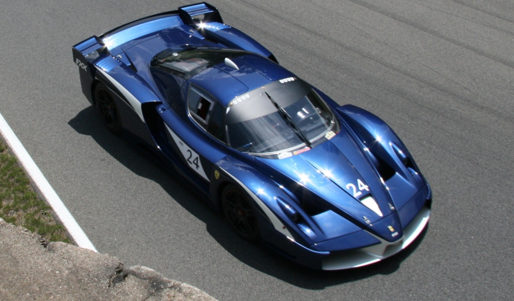 Синий Ferrari FXX