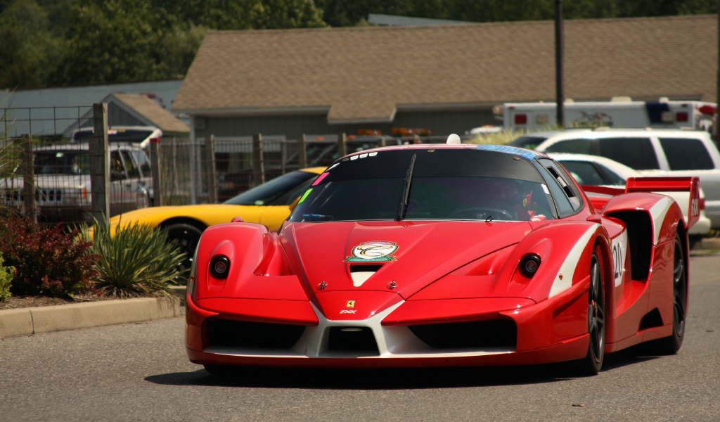 Красный Ferrari FXX