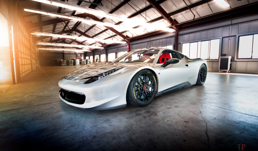 Белый Ferrari 430 Scuderia