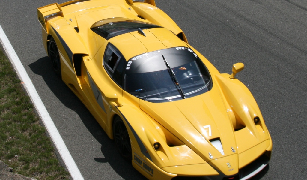 Желтый Ferrari FXX