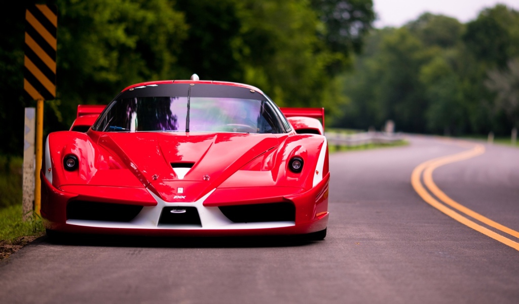 Красный суперкар Феррари