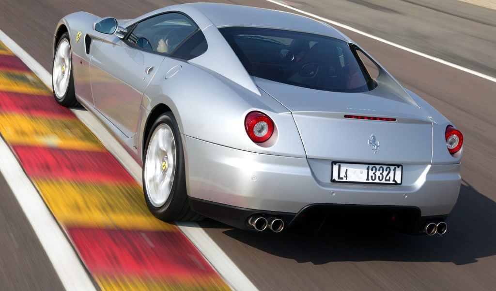 Серебристый Феррари на дороге