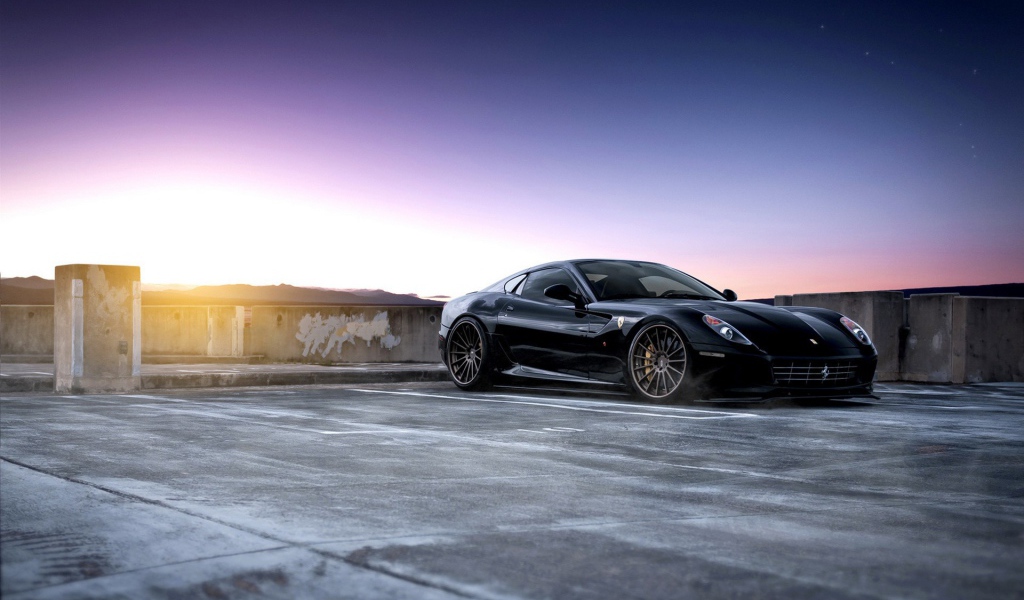 Черный феррари на стоянке