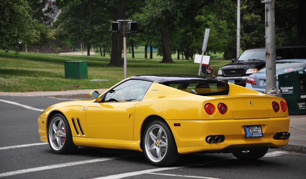 Желтый спортивный Феррари