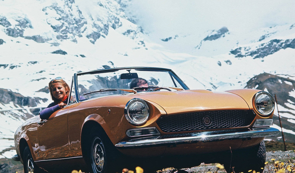 Красивый автомобиль Fiat 124