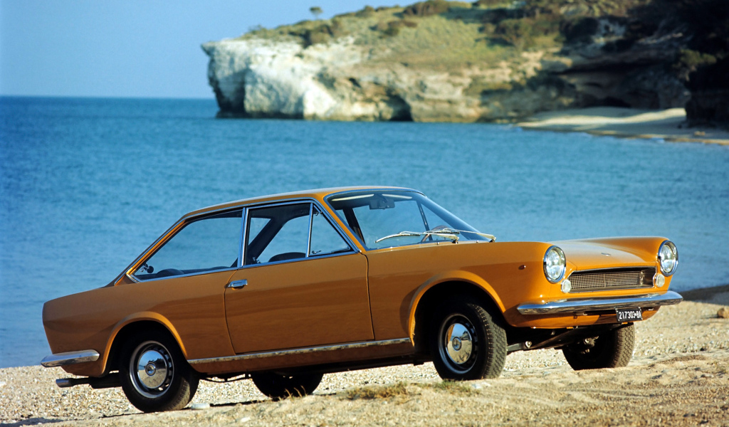 Красивый автомобиль Fiat 124 в Москве