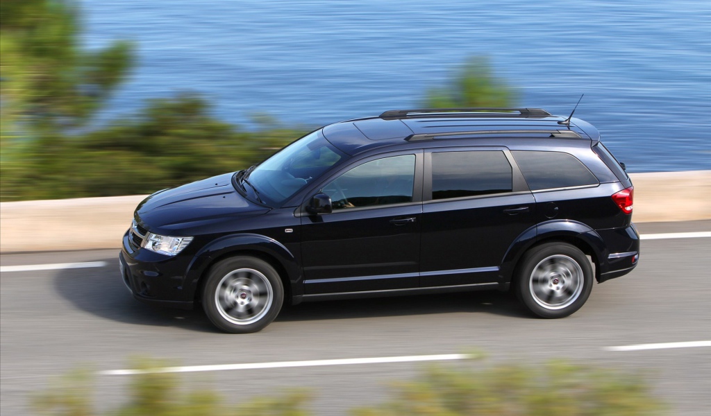 Красивый автомобиль Fiat Freemont