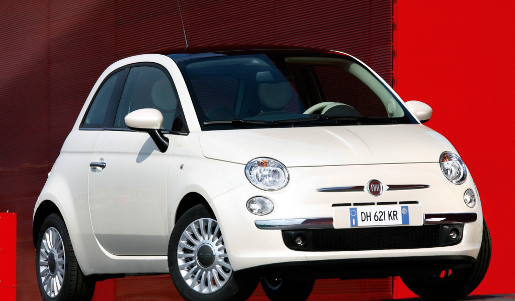 Автомобиль марки Fiat модели 500