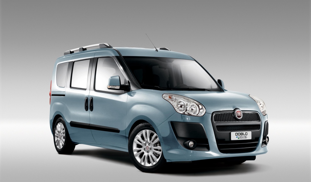 Автомобиль Fiat Doblo на дороге