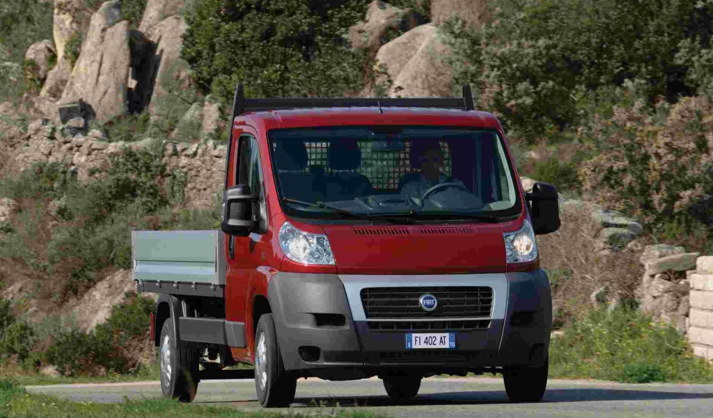 Автомобиль Fiat Ducato на дороге