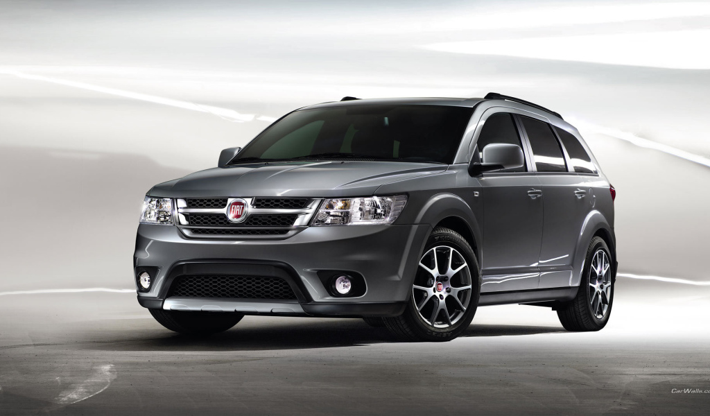 Автомобиль Fiat Freemont на дороге