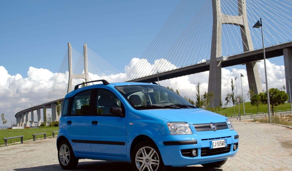 Автомобиль Fiat Panda на дороге