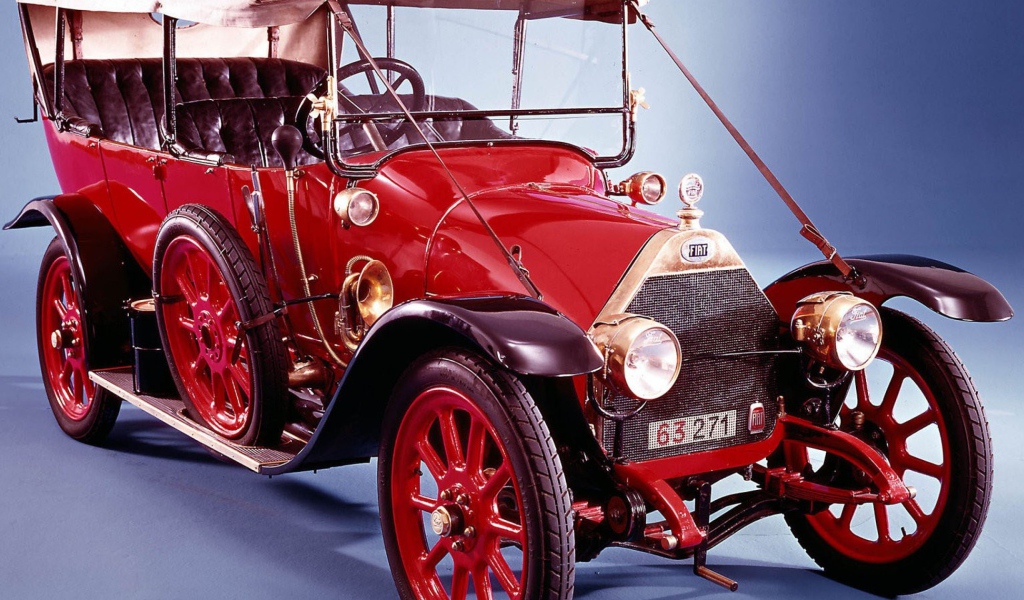 Старинный красный Фиат
