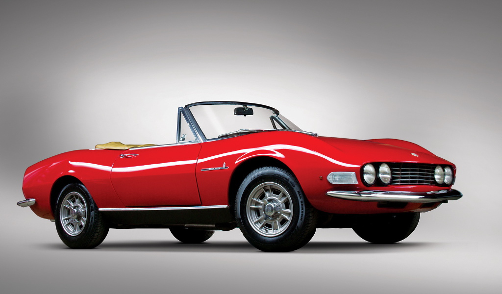 Автомобиль Fiat 124 на дороге