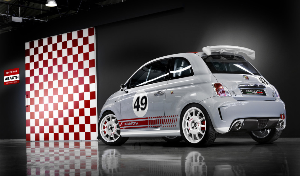 Автомобиль Fiat 500 на дороге