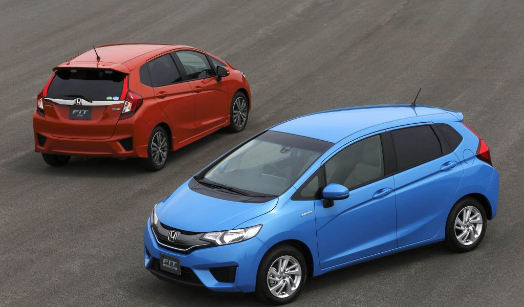 Автомобиль Honda Fit 2014 на дороге