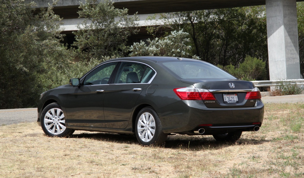 Красивый автомобиль Honda Accord 2013