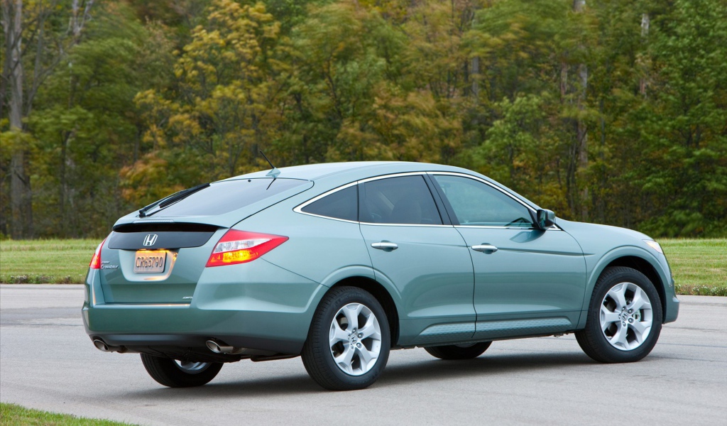 Красивый автомобиль Honda Crosstour