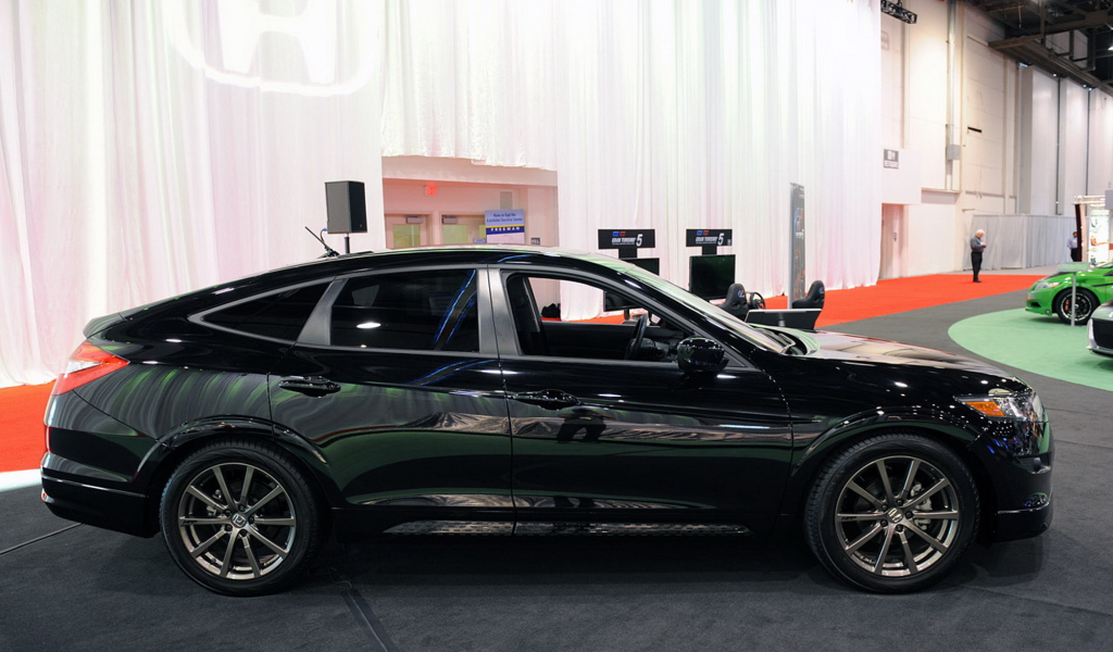 Красивый автомобиль Honda Crosstour в Москве