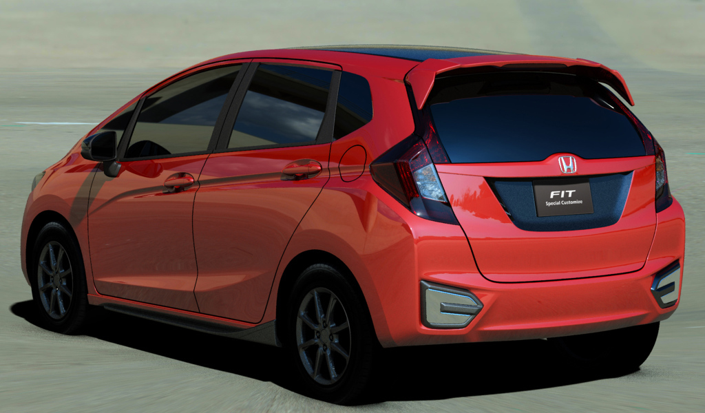 Красивый автомобиль Honda Fit 2014 года в Москве