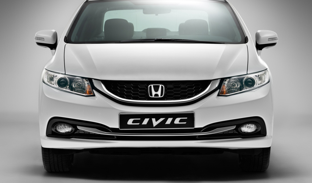 Автомобиль Honda Civic 4D на дороге