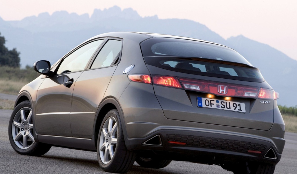 Автомобиль марки Honda модели Civic 5D