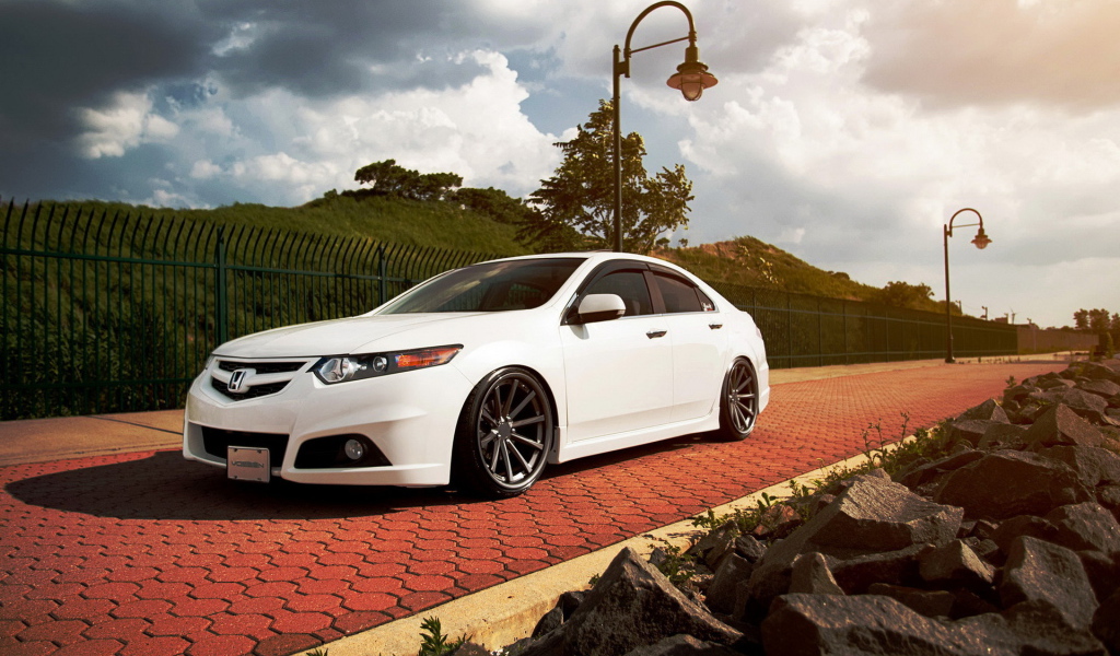 Автомобиль марки Honda модели Accord 2013