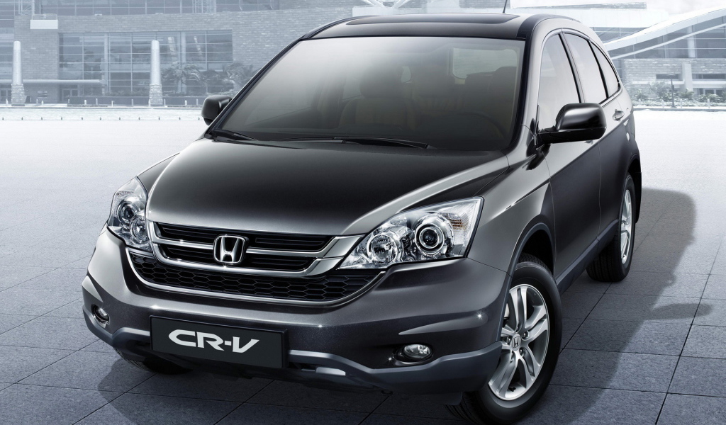 Автомобиль Honda CR V на дороге
