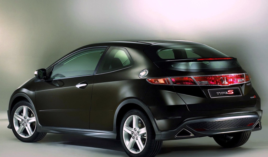 Автомобиль Honda Civic 5D на дороге