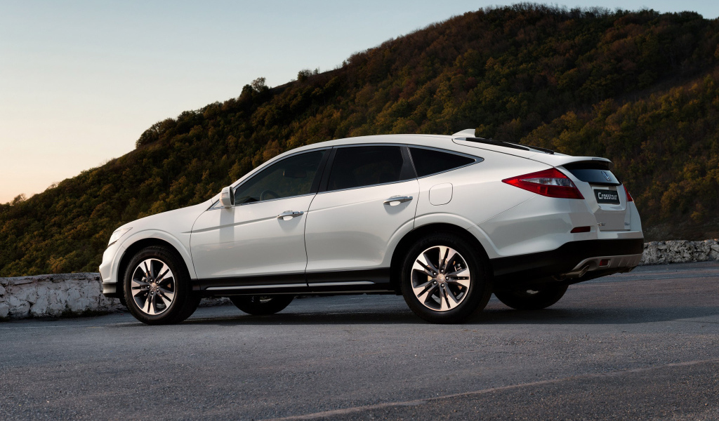 Автомобиль Honda Crosstour на дороге