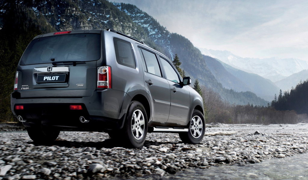 Автомобиль Honda Pilot на дороге