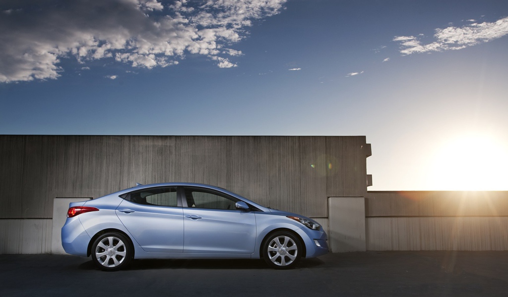 Автомобиль Hyundai Elantra на дороге