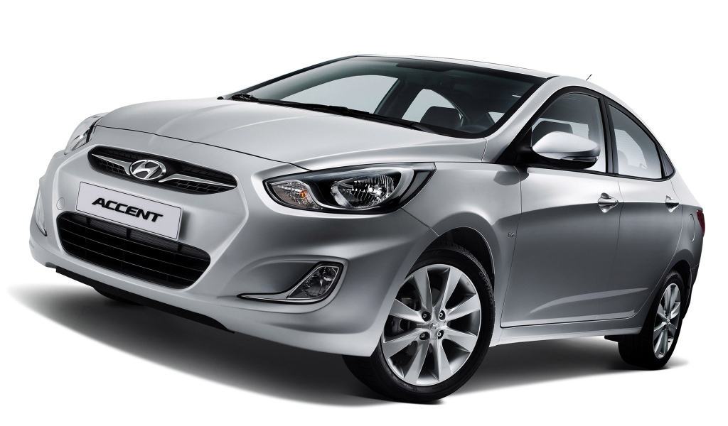 Автомобиль Hyundai Accent на дороге