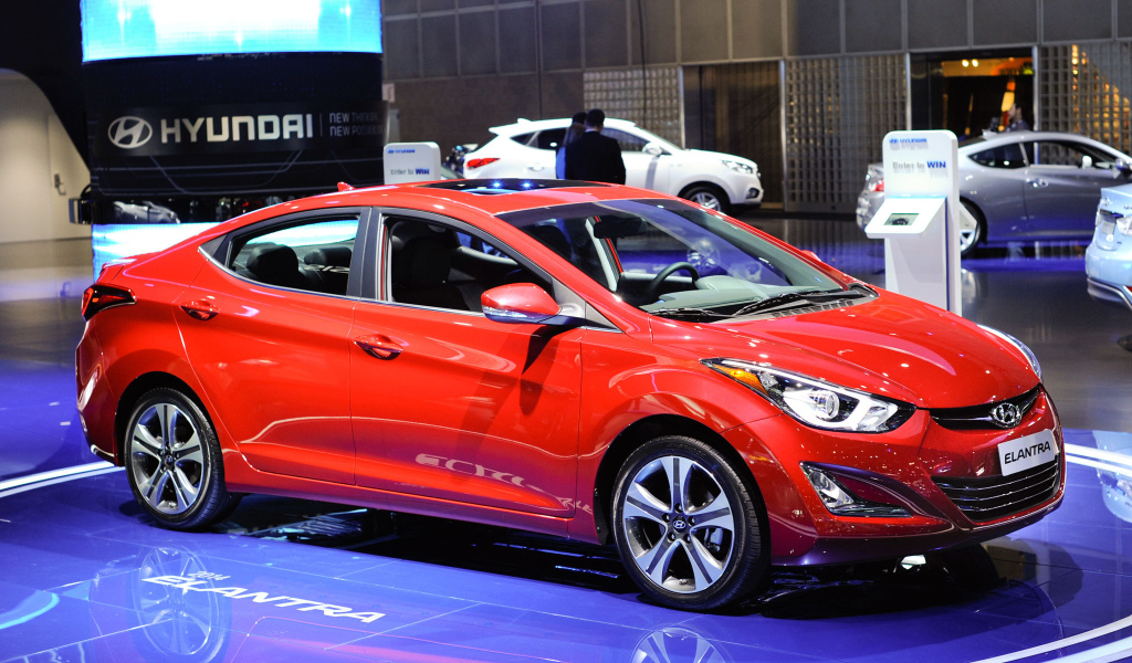 Автомобиль Hyundai Elantra 2014 на дороге