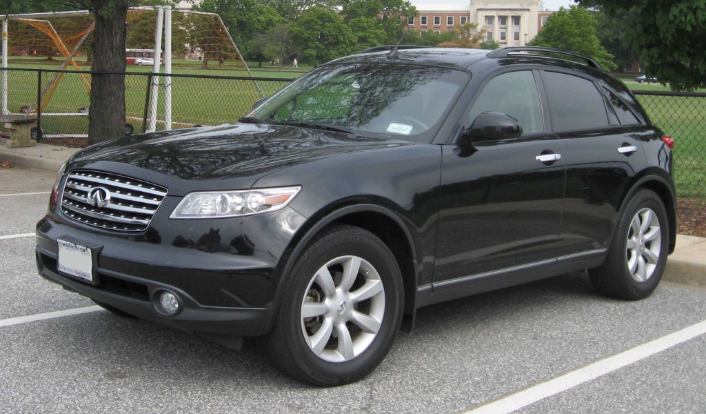 Infiniti FX35 на фоне города