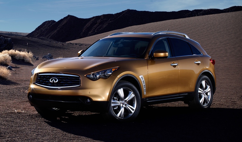 Infiniti FX35 на фоне пустыни