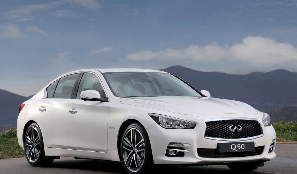 Автомобиль Infiniti Q50 2014 года на дороге