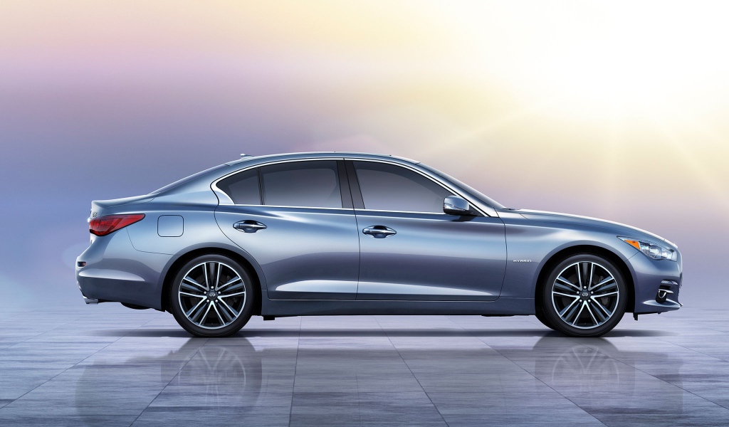 Новая машина Infiniti Q50 2014 года
