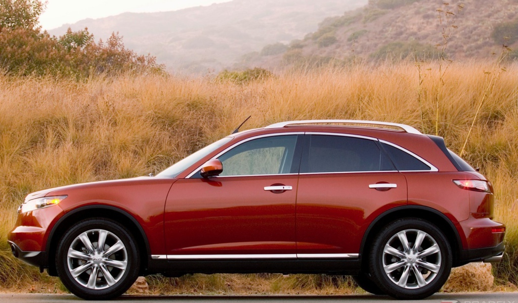 Красный Infiniti FX35