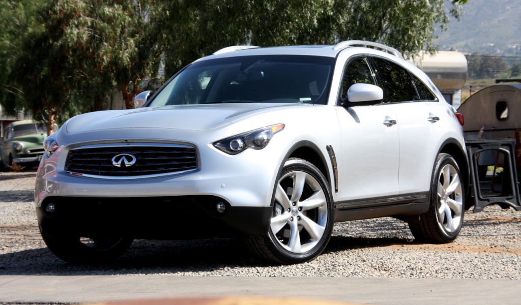 Белый Infiniti FX35