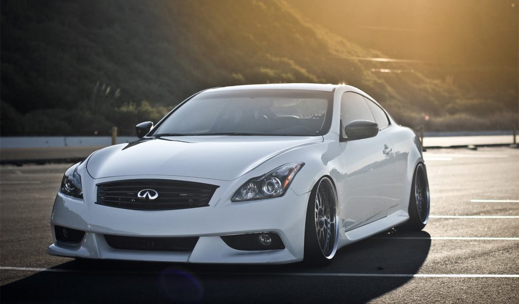 Белый инфинити