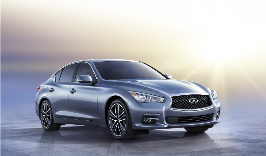 Красивый автомобиль Infiniti Q50 2014 года в Москве